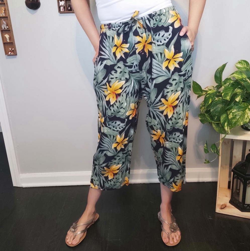 Tropical Floral Print Cropped Pants